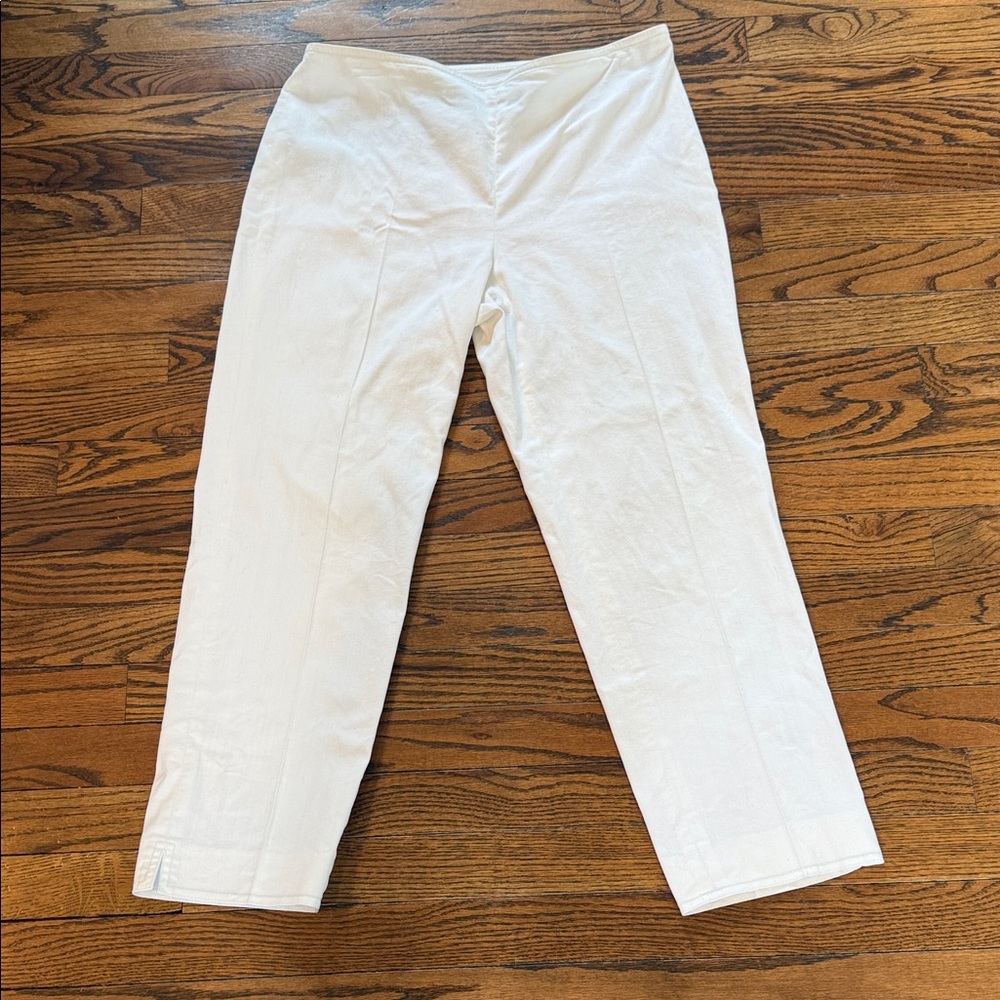 Women's White Pull-On Stretch Capri Pants